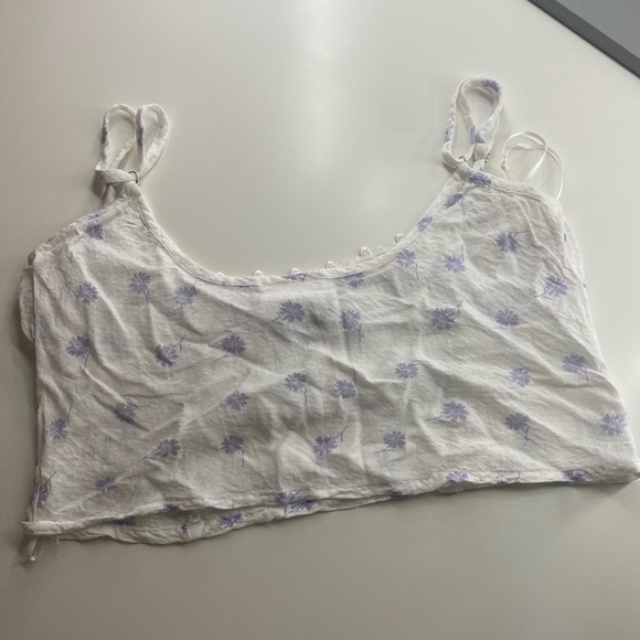 Cute tank top White and blue flowers from Skylar + Madison - Picture 2 of 3
